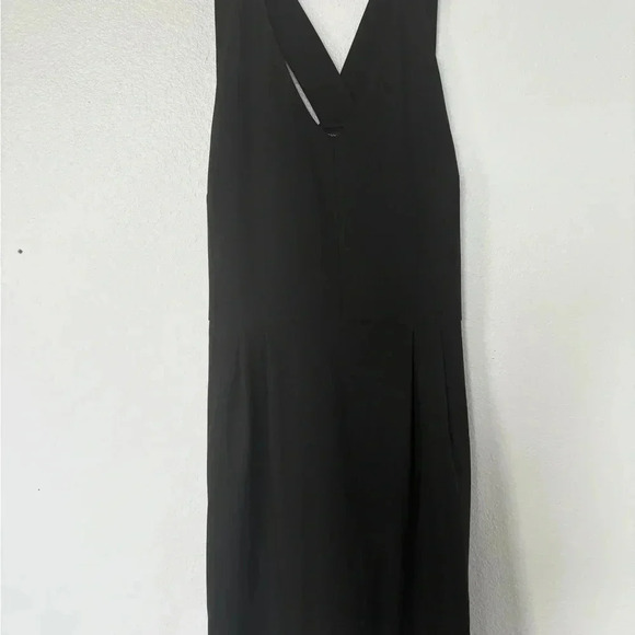 Black knee-length sheath dress with v-neck sleeveless design for cocktail - Picture 2 of 8